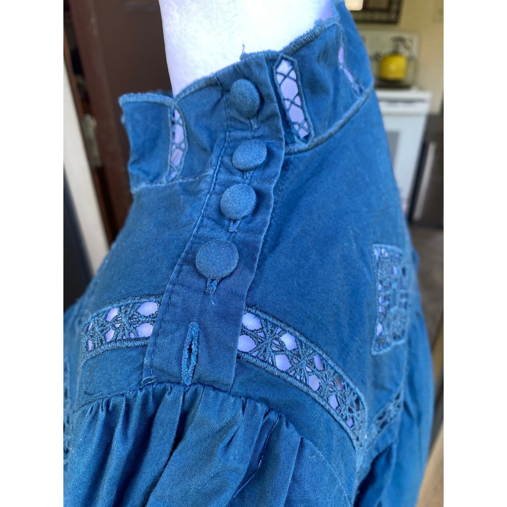 Free People Eyelet Embroidered Bell Sleeve Blue Blouse Medium Boho Hippie Femme - Picture 2 of 6